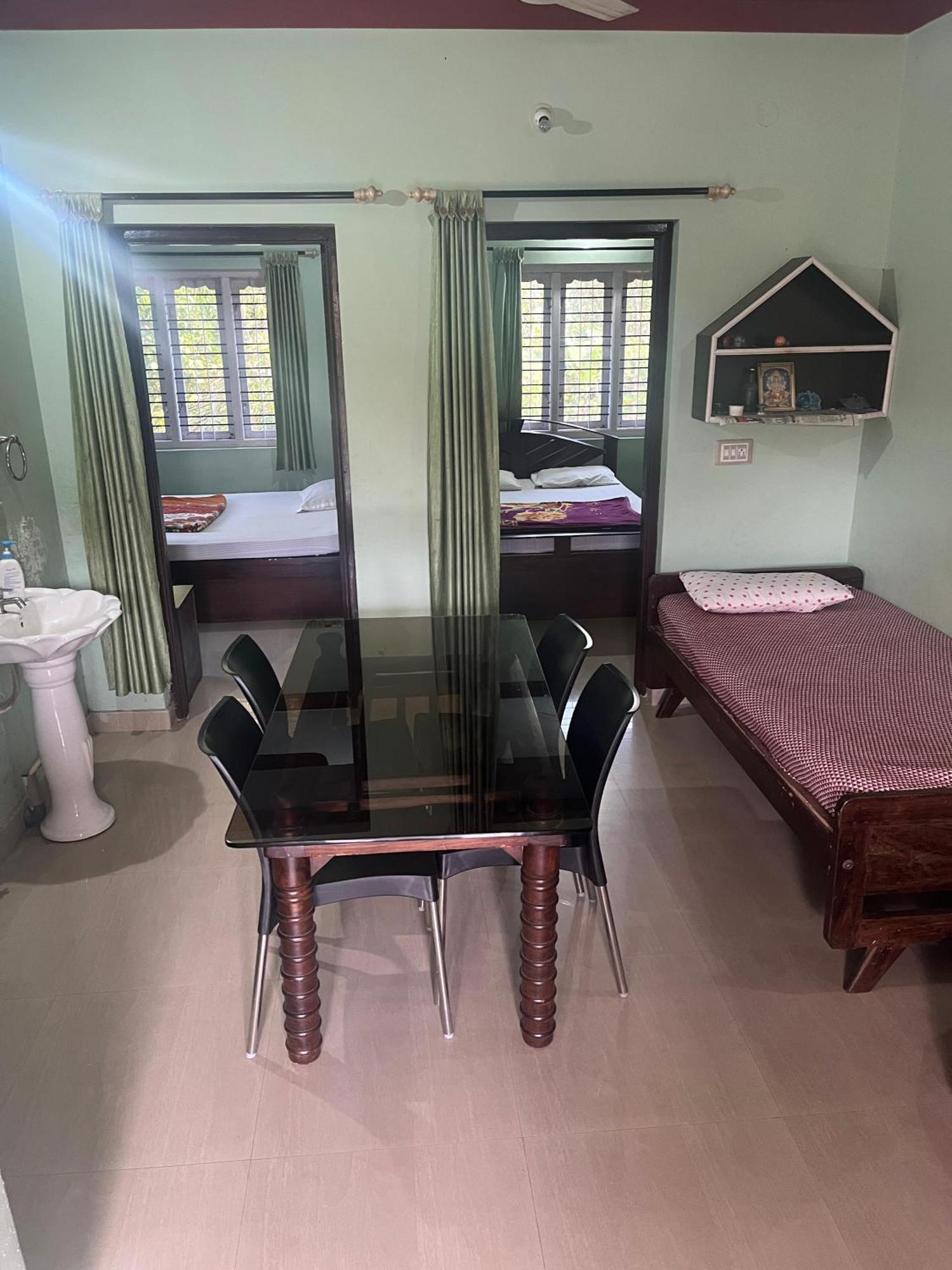 Eshwarkrupa Homestay Madikeri Buitenkant foto