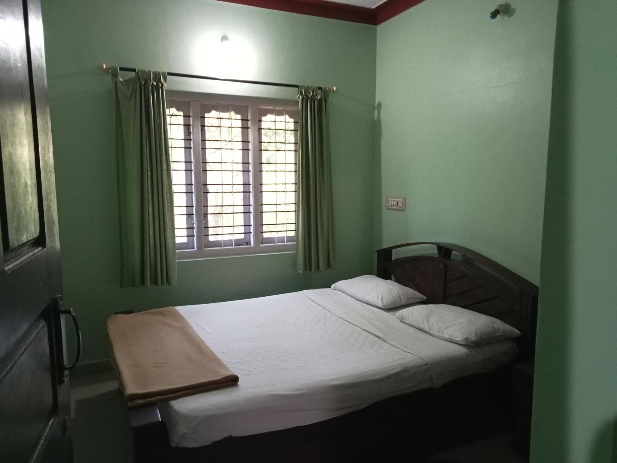 Eshwarkrupa Homestay Madikeri Buitenkant foto